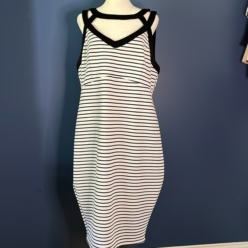 Torrid black/white dress, CUTE cut, lined top. Sz 16, v-neck, classic, easy care